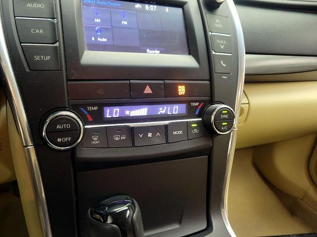Photo of 2015 White Toyota Camry Hybrid