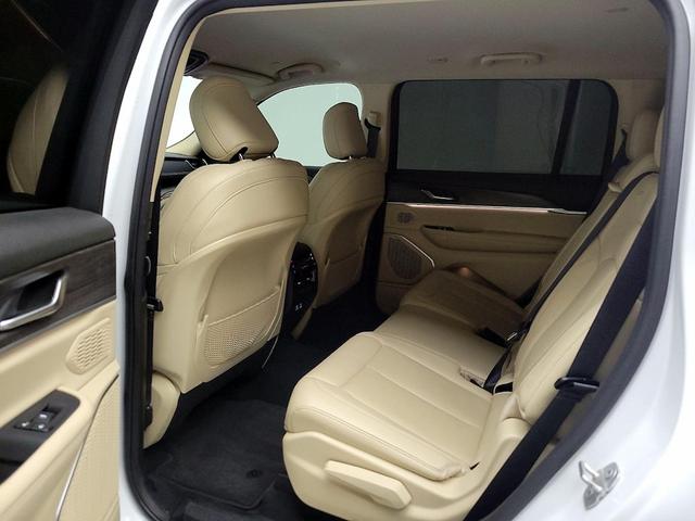 Photo of 2022 White Jeep Grand Cherokee L