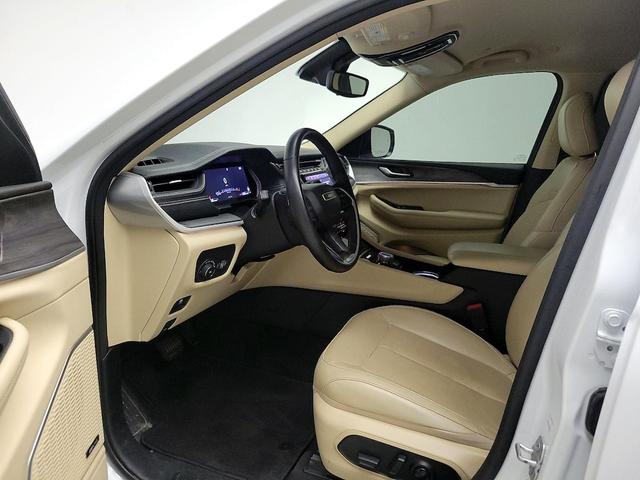 Photo of 2022 White Jeep Grand Cherokee L