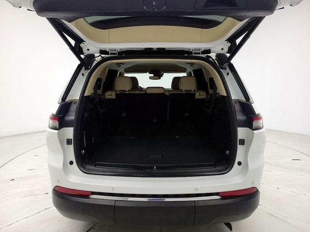 Photo of 2022 White Jeep Grand Cherokee L