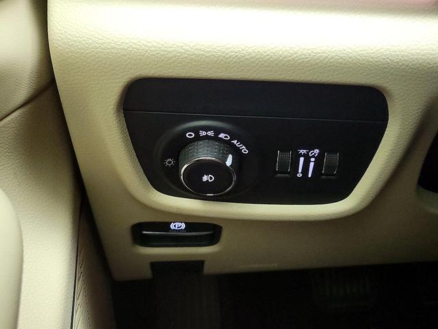 Photo of 2022 White Jeep Grand Cherokee L