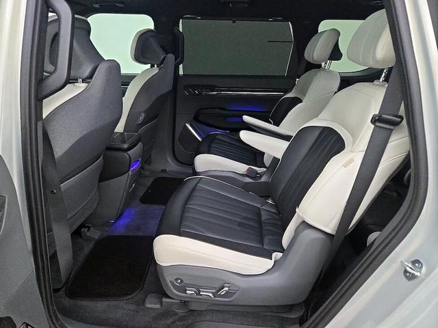 Photo of 2024 Gray Kia EV9