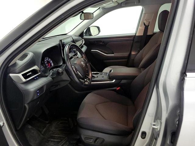 Photo of 2021 Silver Toyota Highlander