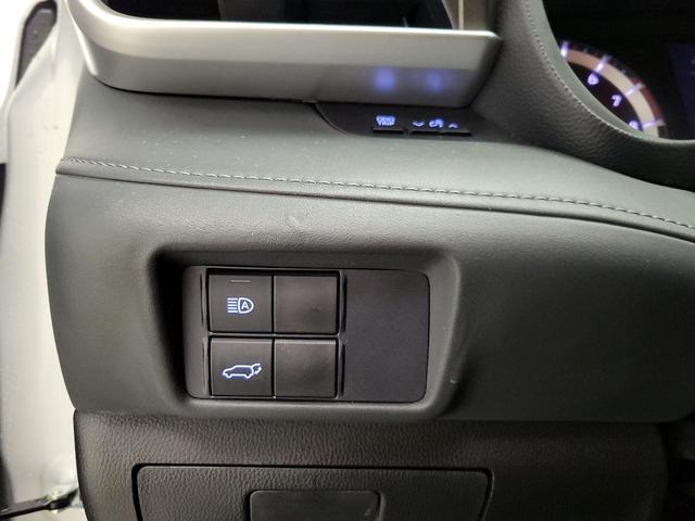 Photo of 2021 Silver Toyota Highlander