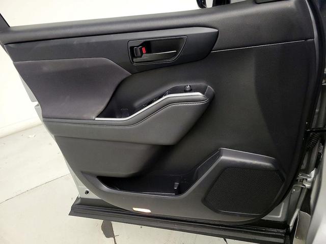 Photo of 2021 Silver Toyota Highlander