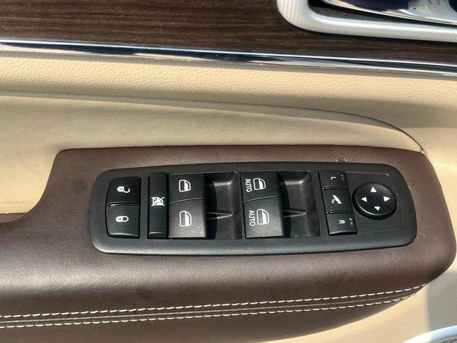 Photo of 2021 Ivory 3-Coat Jeep Grand Cherokee