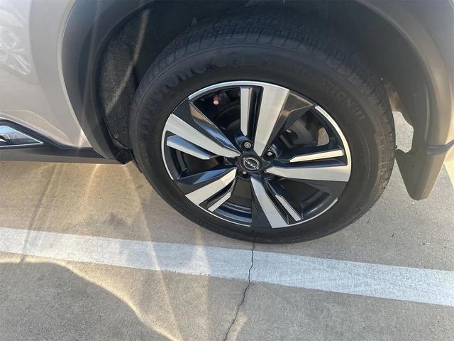 Photo of 2023 Champagne Silver Metallic Nissan Rogue