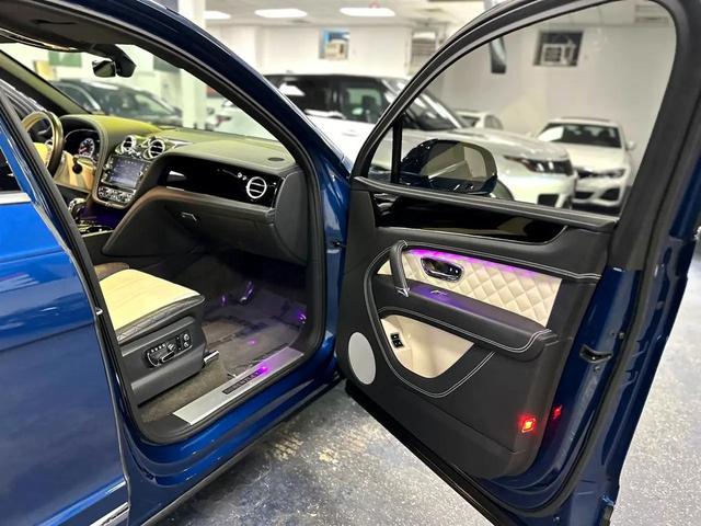 Photo of 2018 Blue Bentley Bentayga
