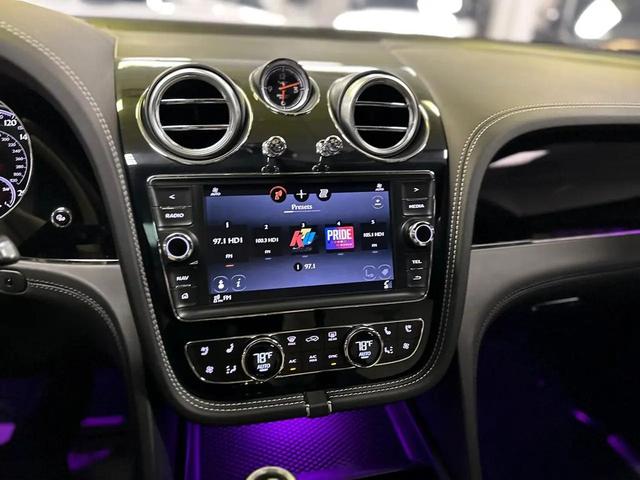 Photo of 2018 Blue Bentley Bentayga