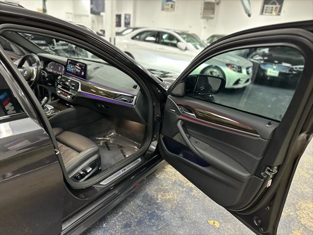 Photo of 2022 Dark Graphite Metallic BMW 540