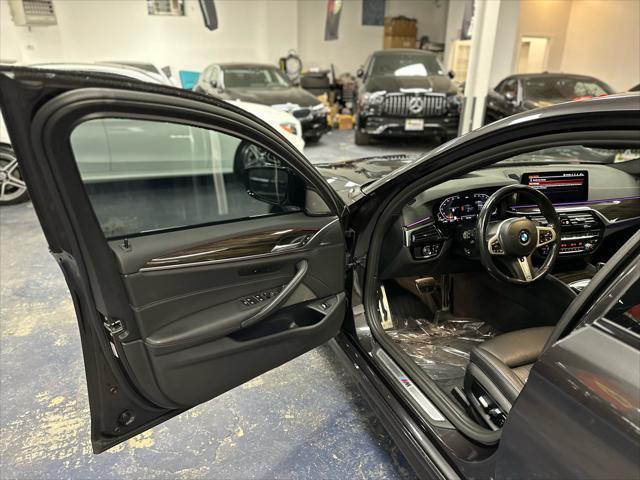 Photo of 2022 Dark Graphite Metallic BMW 540
