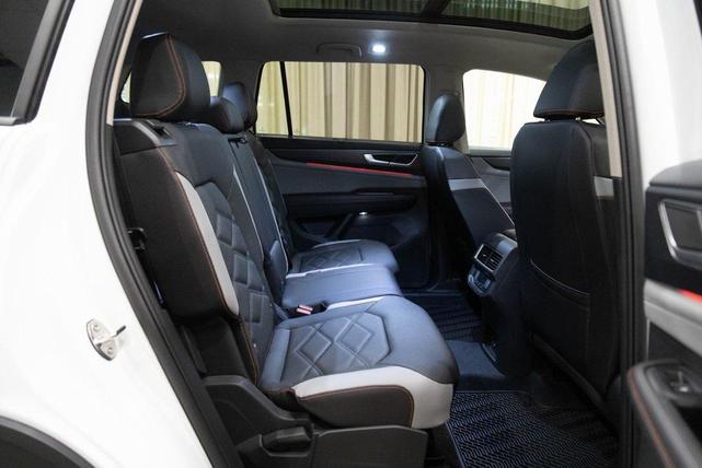 Photo of 2025 Pure White Volkswagen Atlas