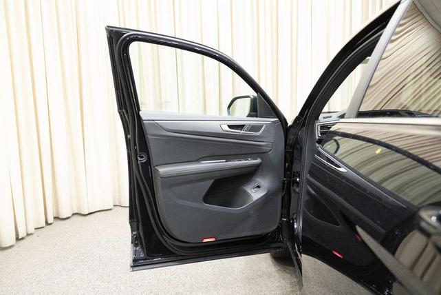 Photo of 2026 deep black pearl Volkswagen Atlas Cross Sport