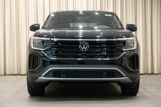 Photo of 2026 deep black pearl Volkswagen Atlas Cross Sport