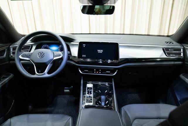 Photo of 2026 deep black pearl Volkswagen Atlas Cross Sport