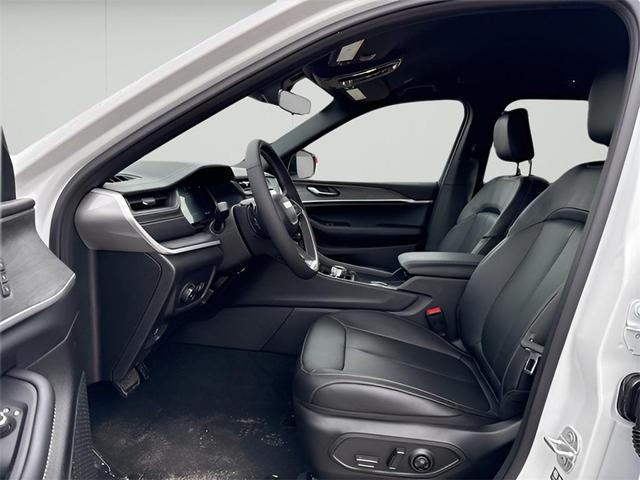Photo of 2025 Bright White Clearcoat Jeep Grand Cherokee L