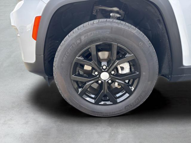 Photo of 2024 Silver Zynith Jeep Grand Cherokee