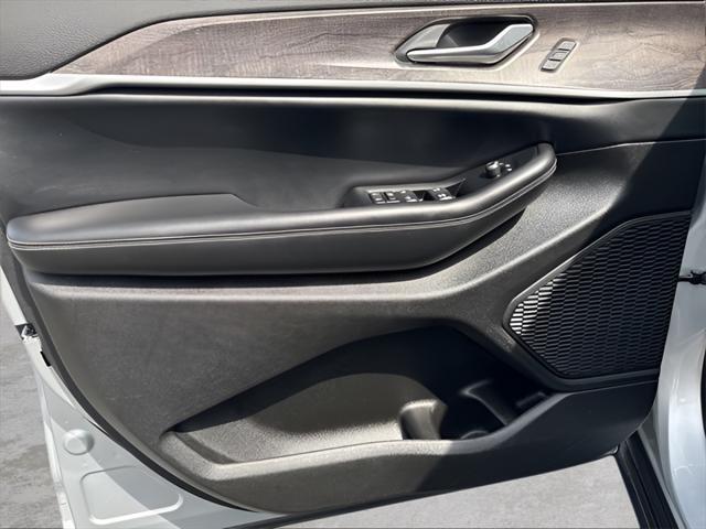 Photo of 2024 Silver Zynith Jeep Grand Cherokee