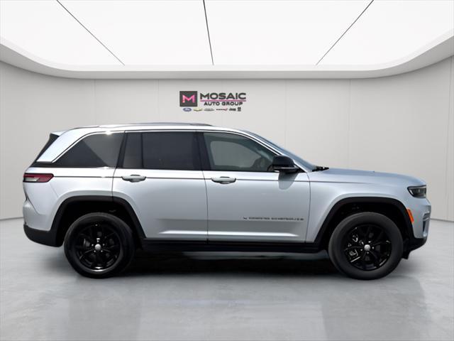 Photo of 2024 Silver Zynith Jeep Grand Cherokee