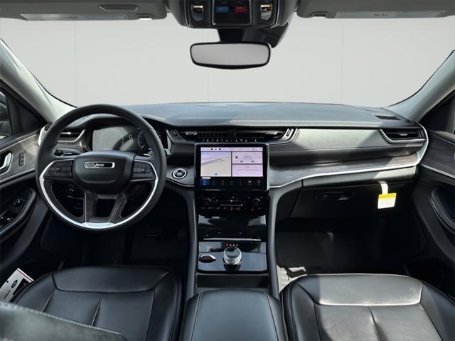 Photo of 2024 Silver Zynith Jeep Grand Cherokee