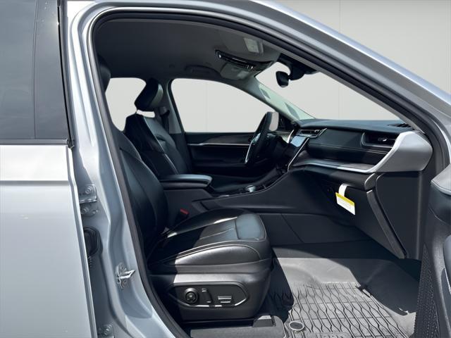 Photo of 2024 Silver Zynith Jeep Grand Cherokee