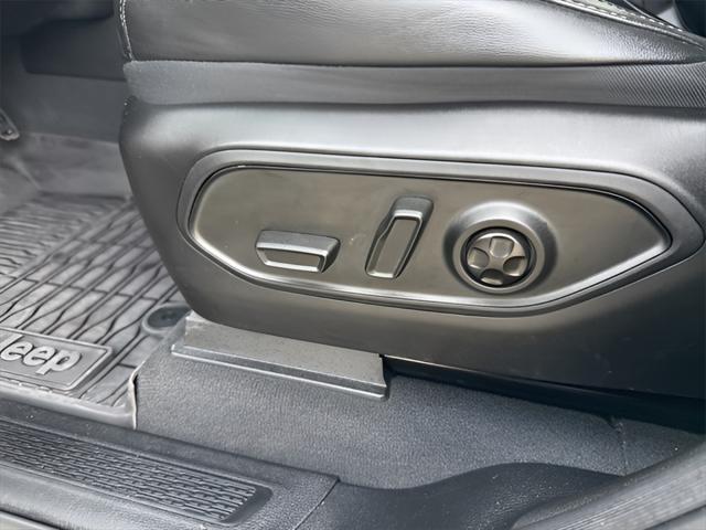Photo of 2024 Silver Zynith Jeep Grand Cherokee