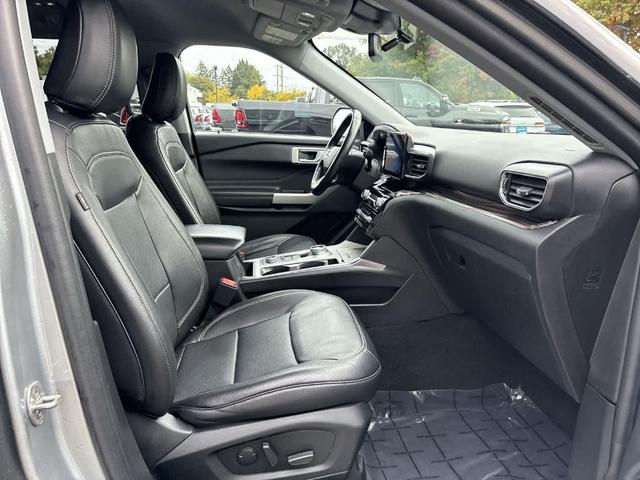 Photo of 2023 Iconic Silver Metallic Ford Explorer