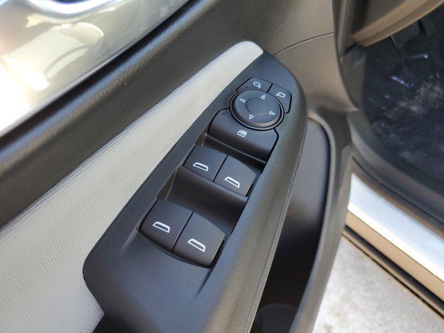 Photo of 2025 Summit White Buick Envista