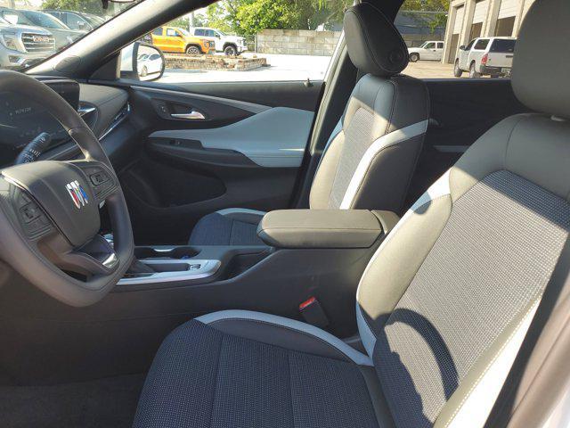 Photo of 2025 Summit White Buick Envista