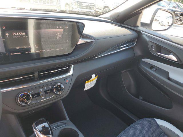 Photo of 2025 Summit White Buick Envista