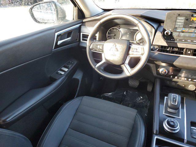 Photo of 2024 Mercury Gray Metallic Mitsubishi Outlander