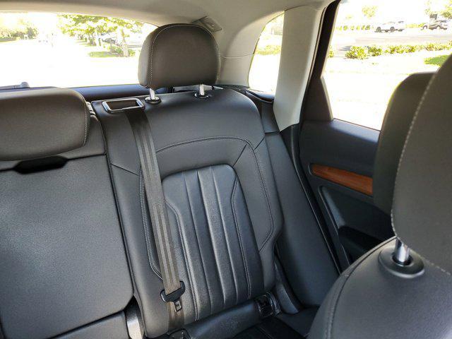 Photo of 2021 Glacier White Metallic Audi Q5