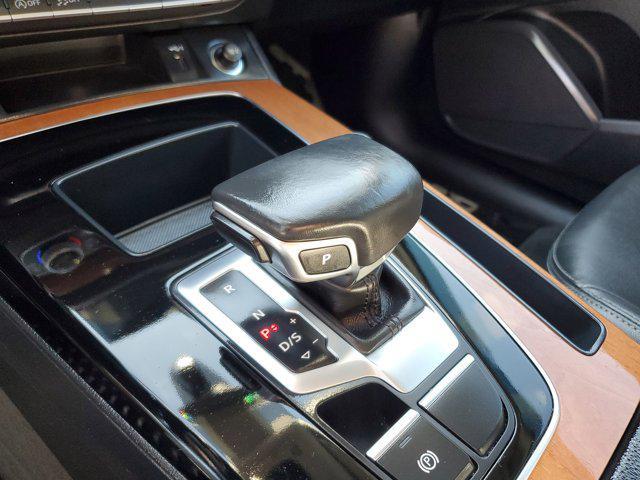 Photo of 2021 Glacier White Metallic Audi Q5
