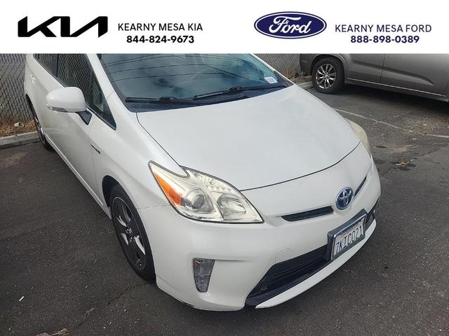 Photo of 2015 White Toyota Prius