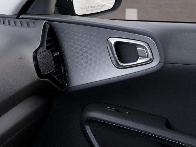 Photo of 2025 Clear White / Black Roof Kia Soul