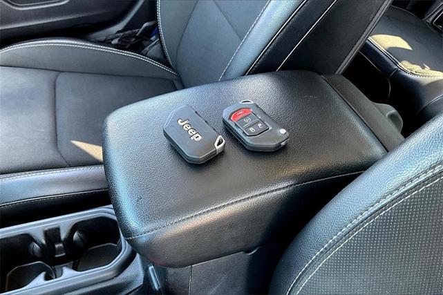 Photo of 2021 Hydro Blue Pearlcoat Jeep Gladiator