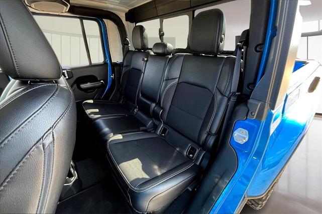 Photo of 2021 Hydro Blue Pearlcoat Jeep Gladiator