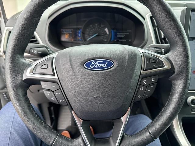 Photo of 2024 Silver Metallic Ford Edge