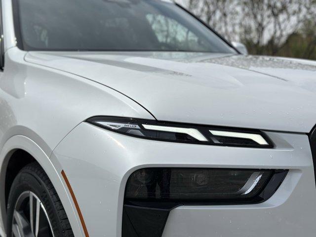 Photo of 2025 Mineral White Metallic BMW X7