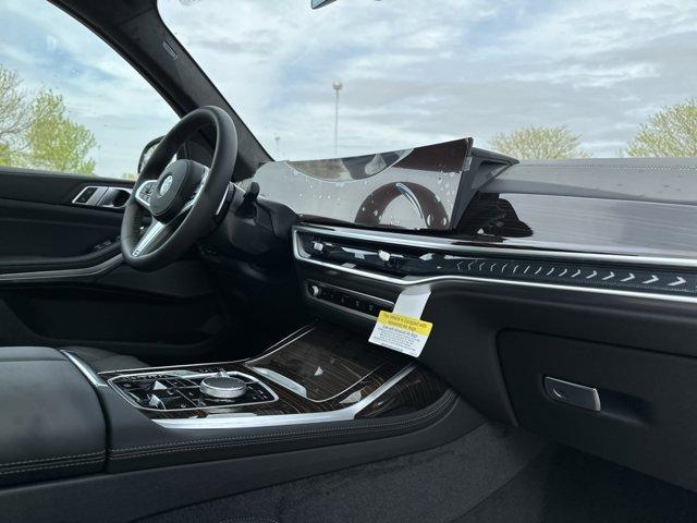 Photo of 2025 Mineral White Metallic BMW X7