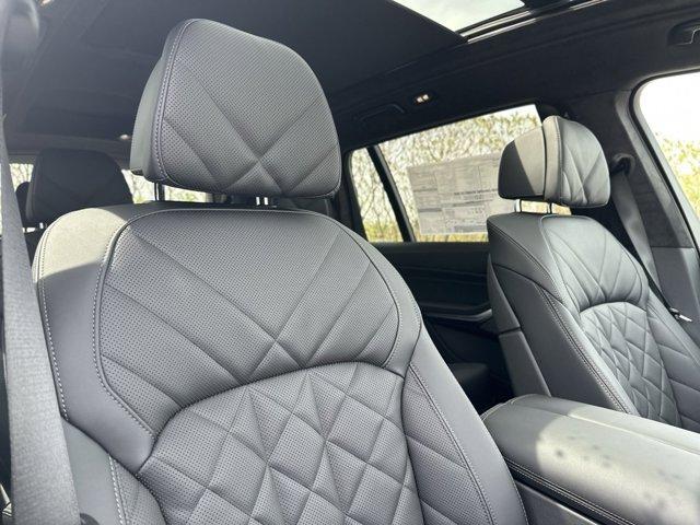 Photo of 2025 Mineral White Metallic BMW X7