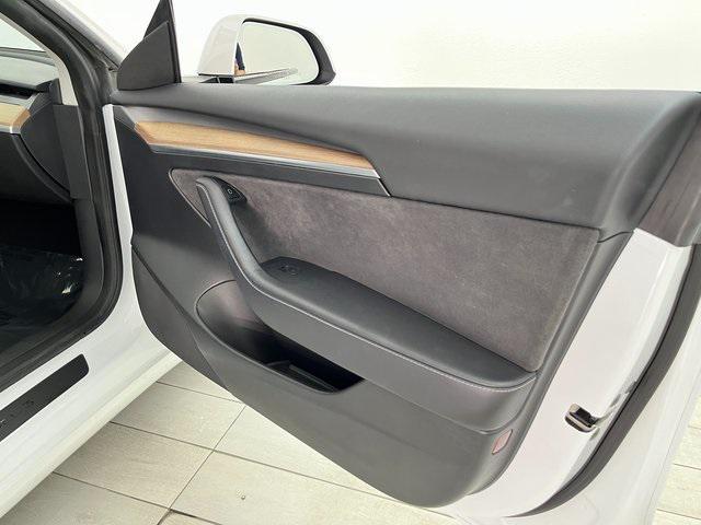 Photo of 2023 Pearl White Tesla Model 3