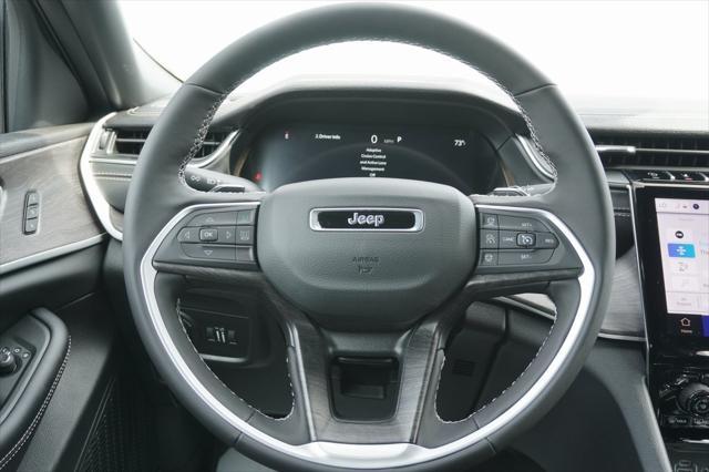 Photo of 2025 Diamond Black Crystal Pearlcoat Jeep Grand Cherokee L