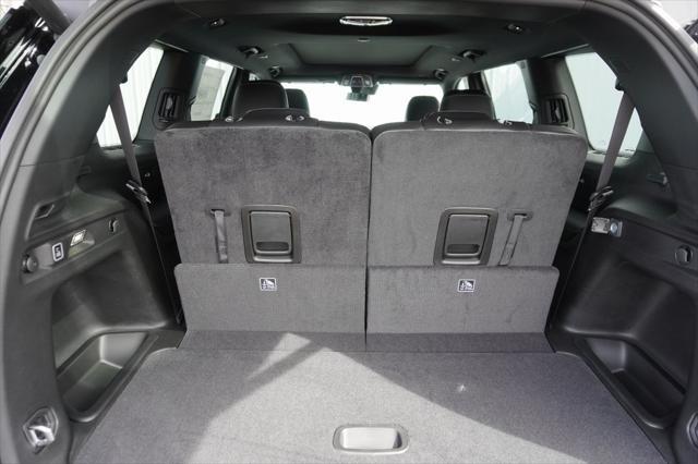 Photo of 2025 Diamond Black Crystal Pearlcoat Jeep Grand Cherokee L