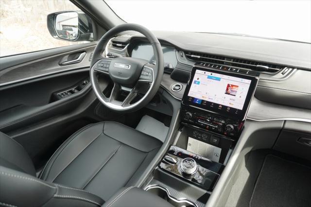 Photo of 2025 Diamond Black Crystal Pearlcoat Jeep Grand Cherokee L