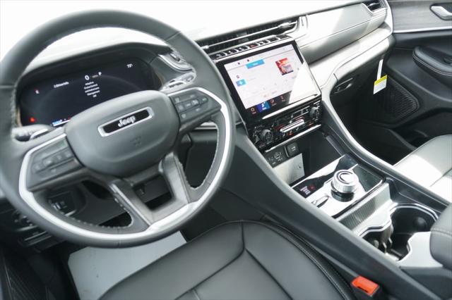 Photo of 2025 Diamond Black Crystal Pearlcoat Jeep Grand Cherokee L