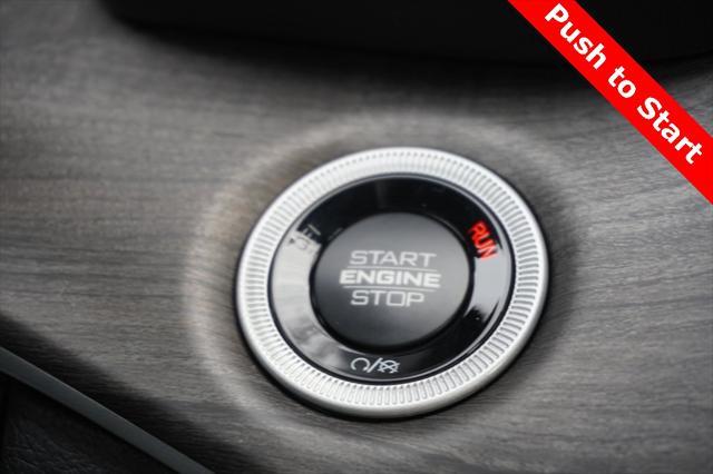 Photo of 2025 Diamond Black Crystal Pearlcoat Jeep Grand Cherokee L