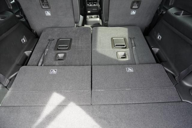 Photo of 2025 Diamond Black Crystal Pearlcoat Jeep Grand Cherokee L