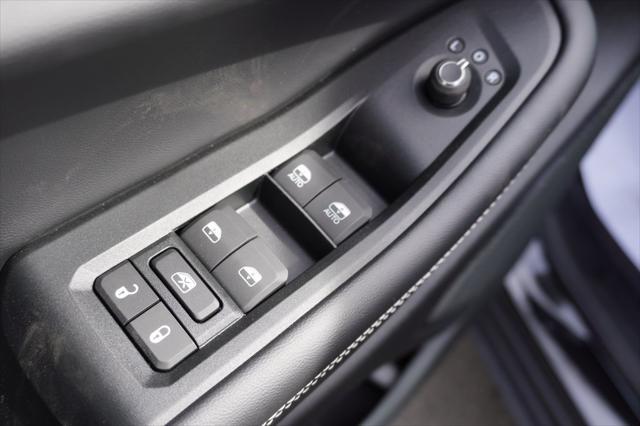 Photo of 2025 Diamond Black Crystal Pearlcoat Jeep Grand Cherokee L