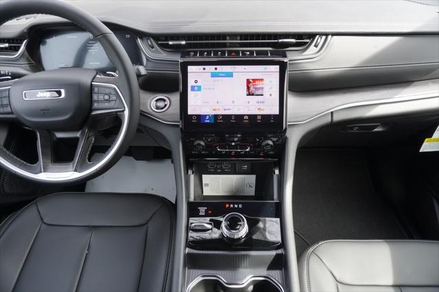 Photo of 2025 Diamond Black Crystal Pearlcoat Jeep Grand Cherokee L